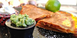 Beitragsbild des Blogbeitrags Schnelle Veggie-Quesadillas mit Guacamole 