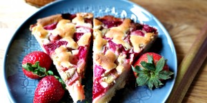 Beitragsbild des Blogbeitrags Erdbeer-Rhabarber-Kuchen 
