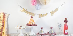 Beitragsbild des Blogbeitrags Silvesterdeko selber machen - Partyhut & Knallbonbons 