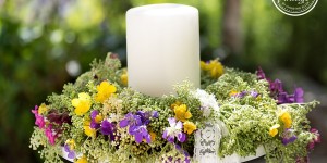 Beitragsbild des Blogbeitrags Blumenkranz aus Holunderblüten und Wiesenblumen 