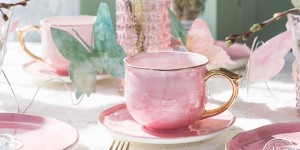 Beitragsbild des Blogbeitrags DIY Tischdeko: Frühlingshafte Girlande aus Schmetterlingen