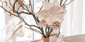 Beitragsbild des Blogbeitrags Frühlingszweige mit selbstgefalteten Papierblumen dekorieren