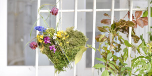Beitragsbild des Blogbeitrags Moosherz mit Blumen - eine zauberhafte Frühlingsdeko für Haus und Garten