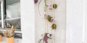 Beitragsbild des Blogbeitrags Girlande aus Schneckenhäusern und Blumen basteln