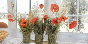 Beitragsbild des Blogbeitrags Naturdeko aus Mohnblumen und Gräsern