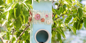 Beitragsbild des Blogbeitrags Vogelhaus aus Saftkarton basteln - Upcyclingdeko für den Garten 