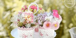 Beitragsbild des Blogbeitrags Etagere mit Blumen dekorieren 