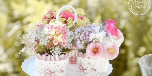 Beitragsbild des Blogbeitrags Etagere mit Blumen dekorieren
