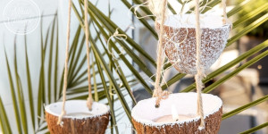 Beitragsbild des Blogbeitrags  Teelichthalter zum Hängen aus Kokosnussschalen -  DIY-Sommerdeko 