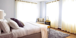 Beitragsbild des Blogbeitrags Boxspringbett mit Stauraum - bequem und praktisch zugleich