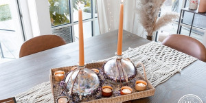 Beitragsbild des Blogbeitrags So verwandelst du eine gewöhnliche Glasflasche in einen dekorativen Kerzenständer 