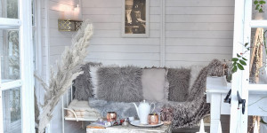 Beitragsbild des Blogbeitrags Gartenhaus dekorieren im Winter - jetzt wirds gemütlich! 