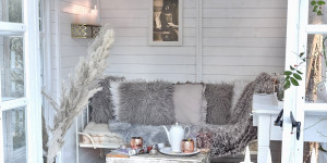 Beitragsbild des Blogbeitrags Gartenhaus dekorieren im Winter - jetzt wirds gemütlich!