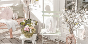 Beitragsbild des Blogbeitrags Hauseingang dekorieren - Osterdeko im Landhausstil