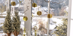Beitragsbild des Blogbeitrags Dekoidee mit Korkenzieherweide - Zarter Frühlingsgruß am Fenster