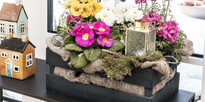 Beitragsbild des Blogbeitrags So bepflanzt du eine Holzkiste mit deinen Lieblingsblumen