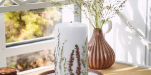 Beitragsbild des Blogbeitrags Kerzen mit echten Blumen gestalten