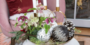 Beitragsbild des Blogbeitrags Schneller Adventskranz mit Christrosen und Tannengrün