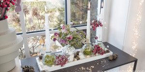 Beitragsbild des Blogbeitrags Kerzentablett mit Christrosen weihnachtlich dekorieren 