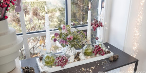 Beitragsbild des Blogbeitrags Kerzentablett mit Christrosen weihnachtlich dekorieren