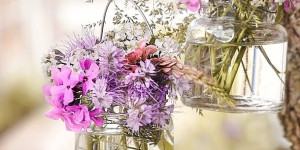 Beitragsbild des Blogbeitrags Frühlingshafte Dekoideen mit Blumen zum Selbermachen 