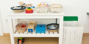 Beitragsbild des Blogbeitrags Unser Spielregal mit 30 und 11 Monaten