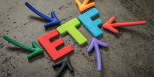 Beitragsbild des Blogbeitrags Nachteile der ETFs: Was sagen ETF Kritiker und was sagt Finanzpolster? 