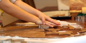 Beitragsbild des Blogbeitrags 7 Tipps für stressfreies Keksebacken mit Kindern