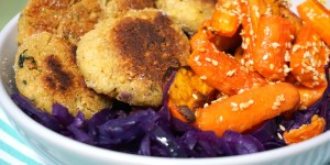 Beitragsbild des Blogbeitrags [Hauptspeise] Buddha Bowl: Falafel, warmer Rotkrautsalat, Sesamkarotten, gebratener Kürbis und Joghurtsauce 