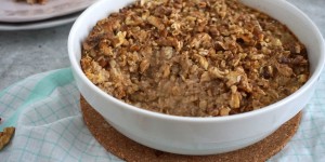 Beitragsbild des Blogbeitrags [Frühstück] Aus dem Ofen: Hafer-Walnuss-Porridge mit Äpfel und Gojibeeren 