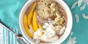 Beitragsbild des Blogbeitrags [Frühstück] Hafer-Smoothie-Bowl mit Banane, Mango, Kokoschips und Cashewmus 