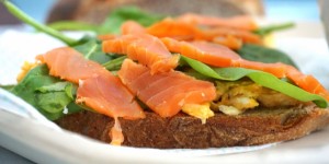 Beitragsbild des Blogbeitrags [Frühstück] Ei, Spinat und Lachs auf Dinkel-Nuss-Brot 