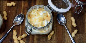 Beitragsbild des Blogbeitrags [Frühstück] Schokobrei mit Banane, Erdnussmus und Joghurt 