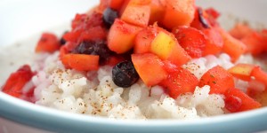 Beitragsbild des Blogbeitrags [Süß & Gesund] Vegan, glutenfrei, ohne Zucker: Milchreis mit Kokos, Vanille und Apfel-Beeren-Kompott 
