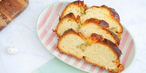 Beitragsbild des Blogbeitrags [Frühstück] Für den Oster-Brunch: Striezel mit Mandel-Pistazien-Füllung 