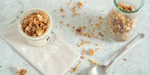 Beitragsbild des Blogbeitrags [Frühstück] Selbstgemachtes Granola – Knuspermüsli mit Haferflocken, Amaranth, Kokoschips und Schokostücken 