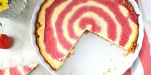 Beitragsbild des Blogbeitrags [Süße Sünden] Cheesecake mit Erdbeer-Swirl 