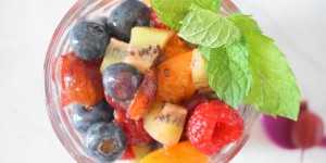 Beitragsbild des Blogbeitrags [Süß & Gesund] Sommerlicher Obstsalat 