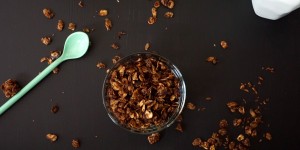 Beitragsbild des Blogbeitrags [Frühstück] Gesundes Müsli: Schoko-Kokos-Granola 