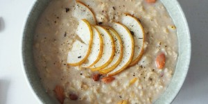 Beitragsbild des Blogbeitrags [Frühstück] Birnen-Mandel-Porridge mit Zimt und Vanille 