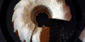 Beitragsbild des Blogbeitrags [Süße Sünden] Weißer Schokoladen Gugelhupf mit Kokos 