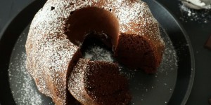 Beitragsbild des Blogbeitrags [Süße Sünden] Flaumiger Schokoladengugelhupf 