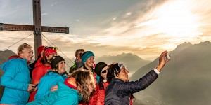 Beitragsbild des Blogbeitrags St. Anton: WIRT - Sonnenaufgangswanderung mit Gerlinde Kaltenbrunner