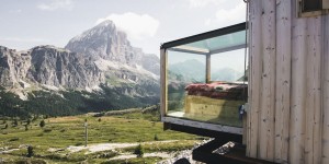 Beitragsbild des Blogbeitrags BUCHTIPP mit Gewinnspiel: Ein Date mit dem Berg - rund um die 40 charmantesten Unterkünfte in den Alpen