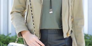 Beitragsbild des Blogbeitrags leather skirt and green basic shirt 