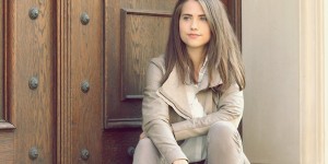 Beitragsbild des Blogbeitrags brown pants and leather jacket with white blouse