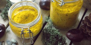 Beitragsbild des Blogbeitrags Kürbis Pesto mit Walnüssen im Glas 