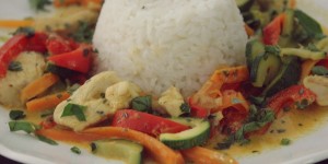 Beitragsbild des Blogbeitrags Rotes Thai Curry mit Hühnerfleisch und Gemüse 