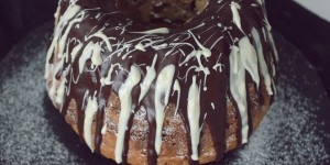Beitragsbild des Blogbeitrags Marmorkuchen mit Schokoladenglasur – saftig und einfach