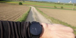 Beitragsbild des Blogbeitrags COROS Apex – Die Grundlagen: Uhrdisplays, UI, Menü